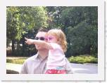 P7300594_ * Sieh mal, Papa! - Zum ersten Mal im Tierpark. * 2560 x 1920 * (198KB)